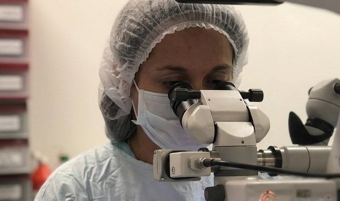 Dra. Mitzy Torres enfocada durante una cirugía oftalmológica